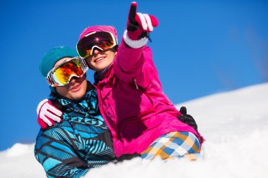 Genç çift karla oynuyor.