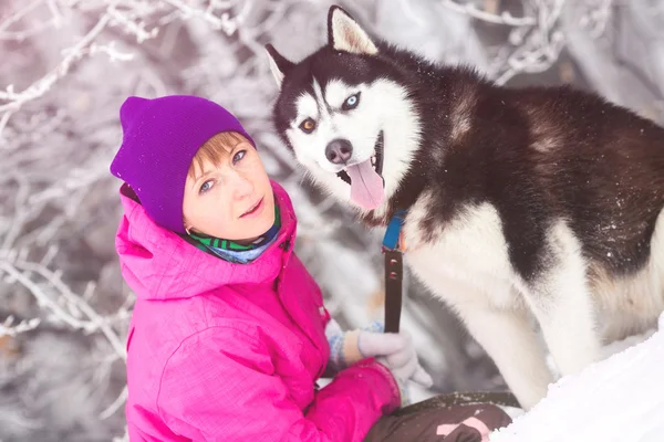 Ragazza con cane — Foto Stock