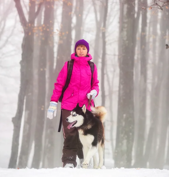 Fille avec chien — Photo