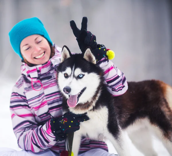 Meisje met hond — Stockfoto