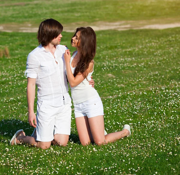 Pareja joven relajándose en la hierba —  Fotos de Stock