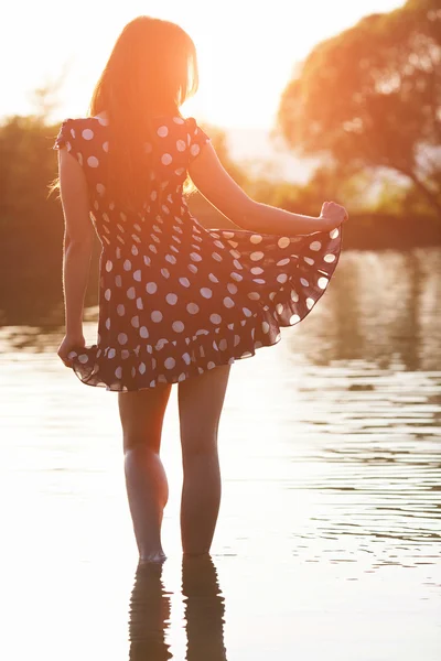 Vintage foto de relaxante jovem mulher na natureza — Fotografia de Stock