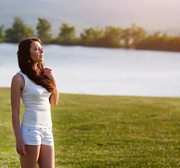Красивая девушка позирует на летнем поле — стоковое фото