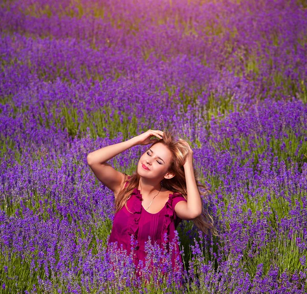 Mooi meisje op het lavendelveld — Stockfoto
