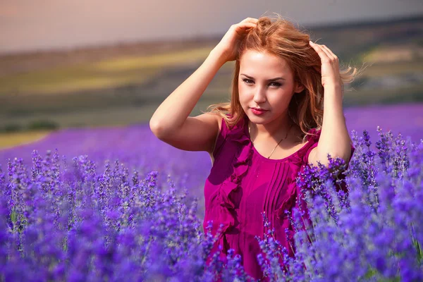 Krásná dívka na levandulovém poli — Stock fotografie