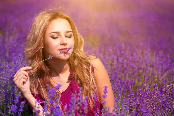 Schöne Mädchen auf dem Lavendelfeld — Stockfoto