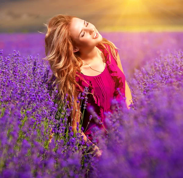 Bella ragazza sul campo di lavanda — Foto Stock