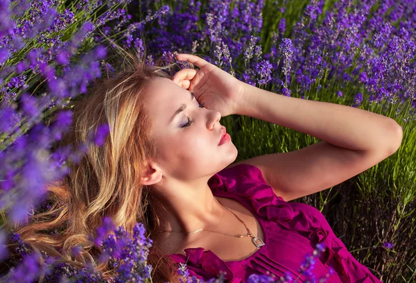 Krásná dívka na levandulovém poli — Stock fotografie