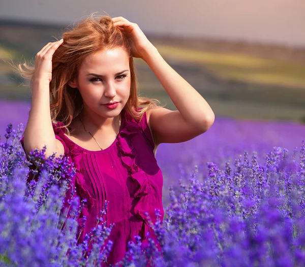 라벤더 들판의 아름다운 소녀 — 스톡 사진
