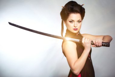 Japonya kılıç katana elinde olan kadın