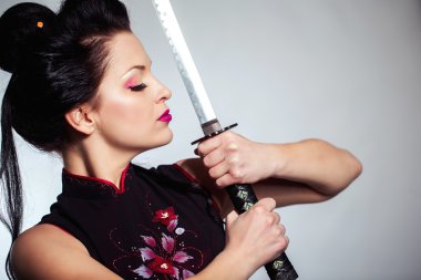 Japonya kılıç katana elinde olan kadın