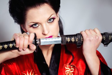 Japonya kılıç katana elinde olan kadın