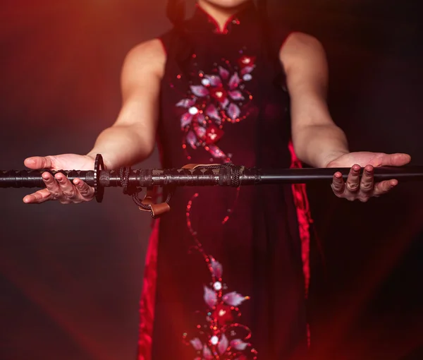 Mujer con espada japonesa katana en las manos —  Fotos de Stock