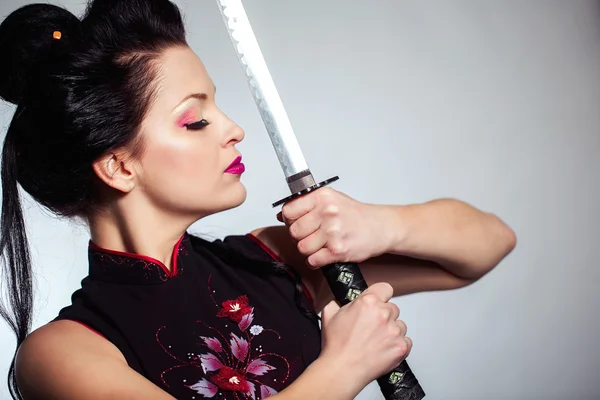 Женщина с японским мечом катана в руках — стоковое фото