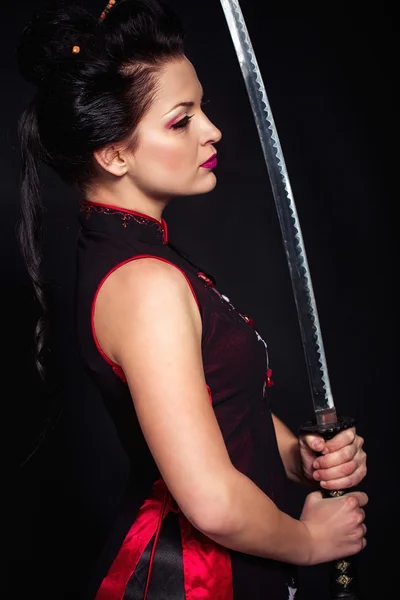 Mulher com Katana espada japão nas mãos — Fotografia de Stock