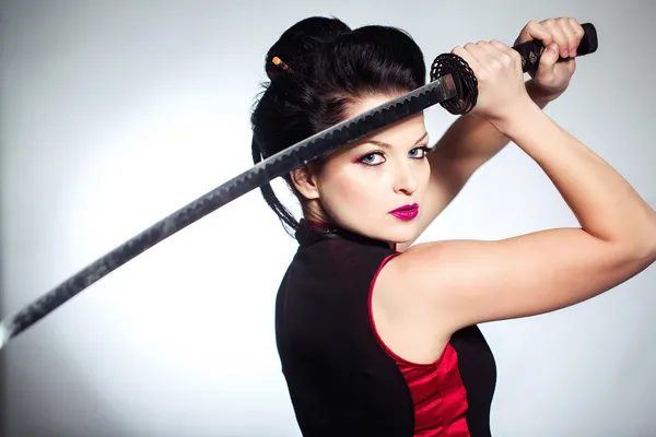 Donna con spada giappone katana in mano — Foto Stock