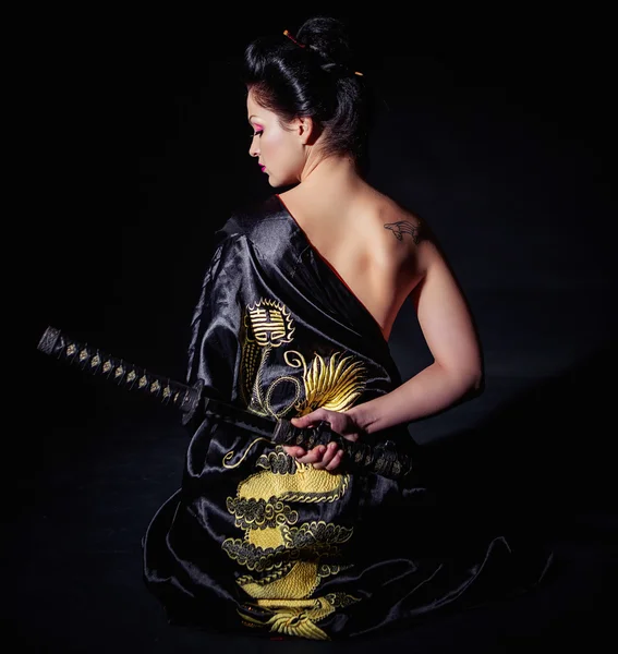 Mujer con espada japonesa katana en las manos — Foto de Stock