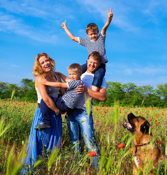 Famille jouant sur la prairie — Photo