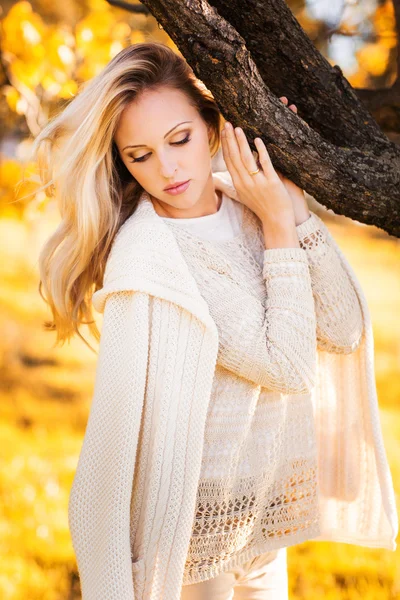 Fille dans la forêt d'automne — Photo