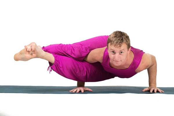 Hombre haciendo figura de yoga —  Fotos de Stock