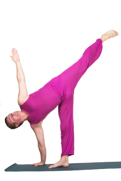 Hombre haciendo figura de yoga —  Fotos de Stock