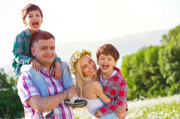 Familie auf der Wiese — Stockfoto