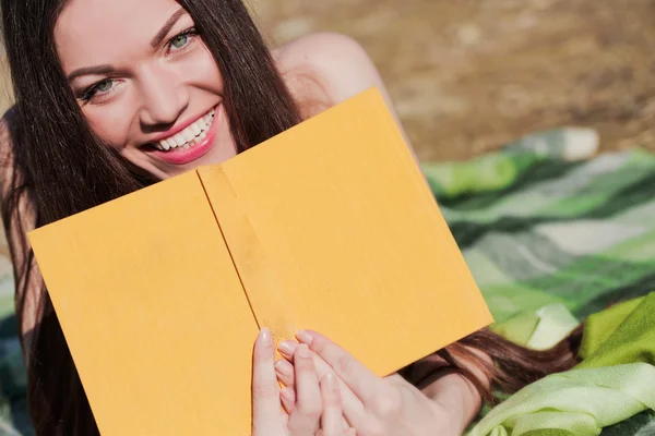 Fille avec livre — Photo