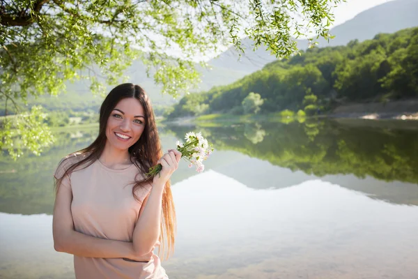 Göle yakın kız — Stok fotoğraf