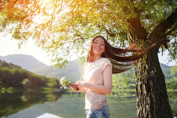 Chica cerca del lago — Foto de Stock