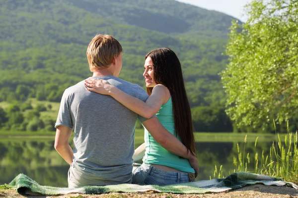 Giovane coppia vicino al lago — Foto Stock