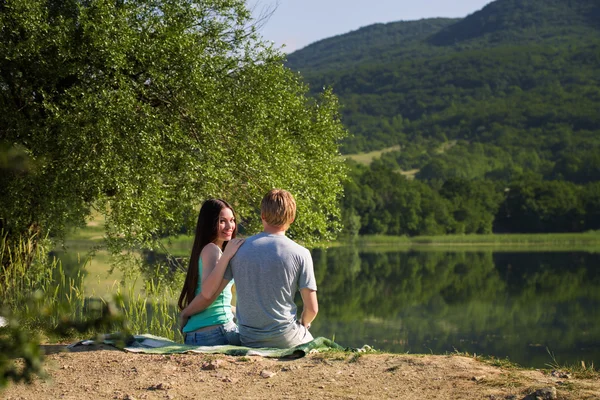 Young couple near the lake — Stock Photo, Image