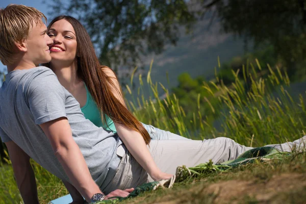 Pareja joven cerca del lago — Foto de Stock