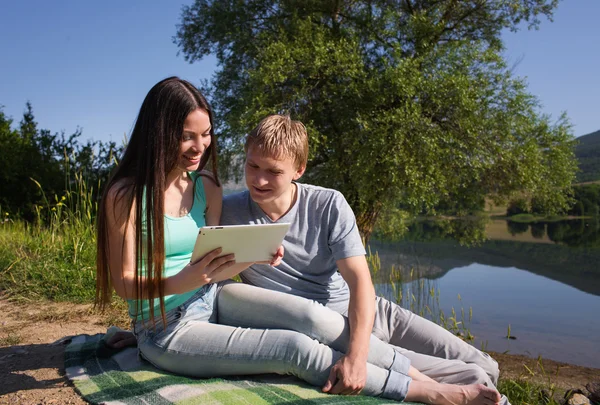 Jeune couple près du lac — Photo