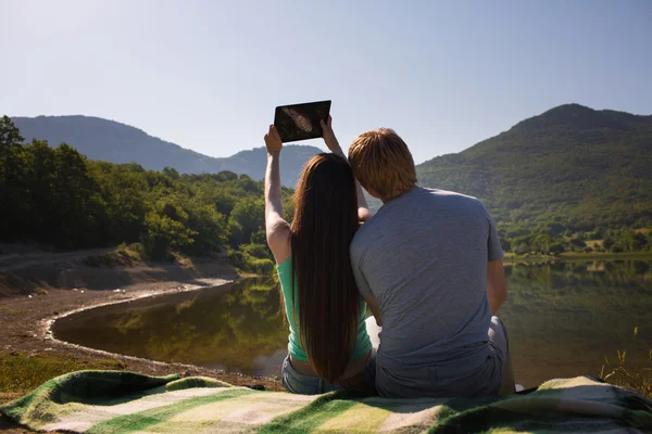 Jovem casal perto do lago — Fotografia de Stock