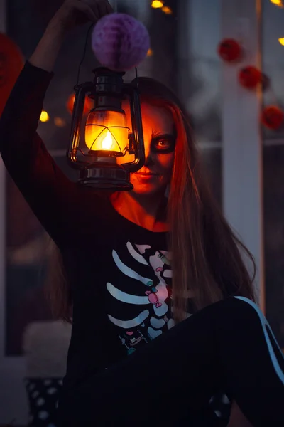 Skelet Kostümlü Süslü Makyajlı Bir Kadın Evinin Terasında Poz Veriyor — Stok fotoğraf