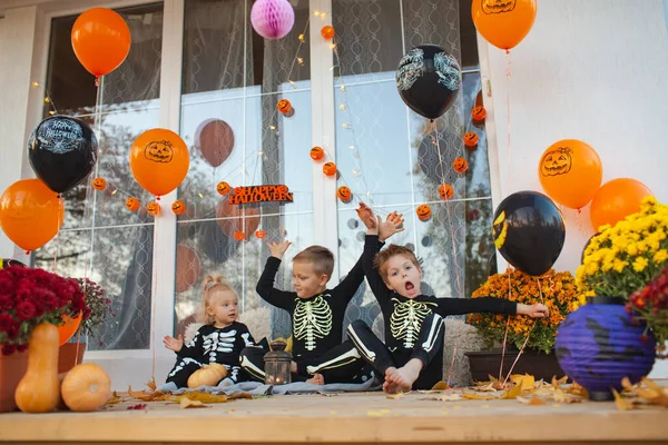 Kids Dressed Skeletons Play Terrace House Space Decorated Themed Balloons — Stock Photo, Image