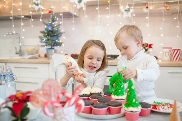 Les Petits Enfants Préparent Régal Noël Dans Cuisine Blanche Garçon — Photo