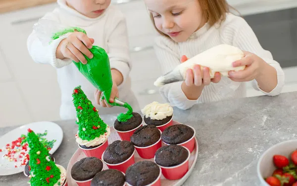 Маленькие Дети Готовят Рождественское Угощение Белой Кухне Мальчик Девочка Одеты — стоковое фото