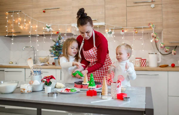Милая Семья Готовит Рождественское Угощение Белой Кухне Мальчик Девочка Одеты — стоковое фото