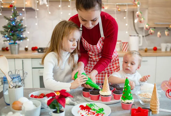 Família Bonito Preparar Deleite Natal Cozinha Branca Menino Menina Estão — Fotografia de Stock