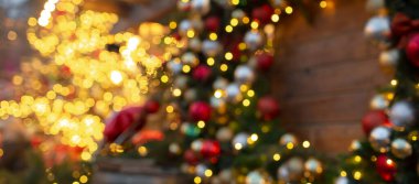 Bir Noel ağacının bulanık arkaplanı ve bir sürü çelenk