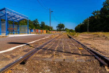Szeged 'de bir tren durağının zemin katı.