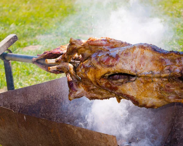 Fritar uma ovelha em um cuspo em um festival — Fotografia de Stock