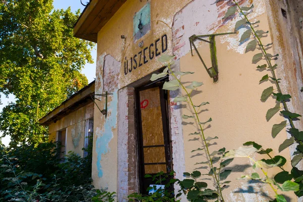 Stary i zniszczony dworzec kolejowy w Szeged w słoneczny dzień — Zdjęcie stockowe