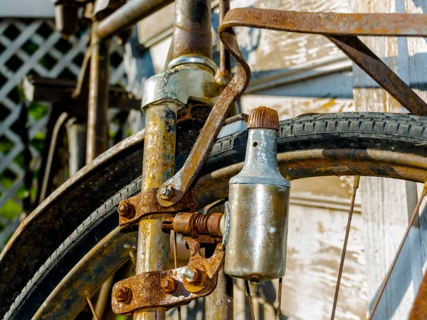 Details of a rusty old bike in a garden — Stock Photo, Image