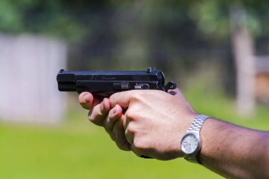 CZ 75 yarı otomatik tabancayla ateş etmek.
