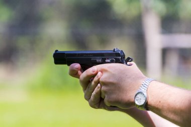 CZ 75 yarı otomatik tabancayla ateş etmek.