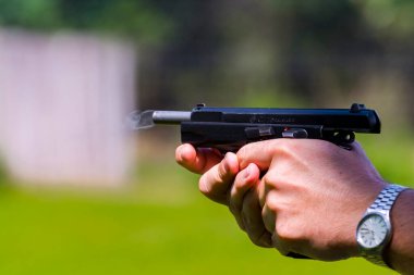 CZ 75 yarı otomatik tabancayla ateş etmek.