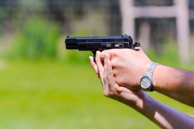 CZ 75 yarı otomatik tabancayla ateş etmek.