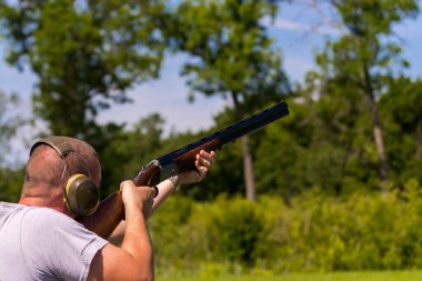 Sezar Guerini marka bir tüfekle Clay güvercin vuruyor.